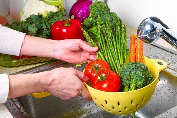 N&ecirc;n rửa sạch rau rồi mới cắt nhỏ để chế biến