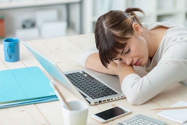 Th&oacute;i quen ngủ gục tr&ecirc;n b&agrave;n g&acirc;y nhiều t&aacute;c hại về l&acirc;u d&agrave;i