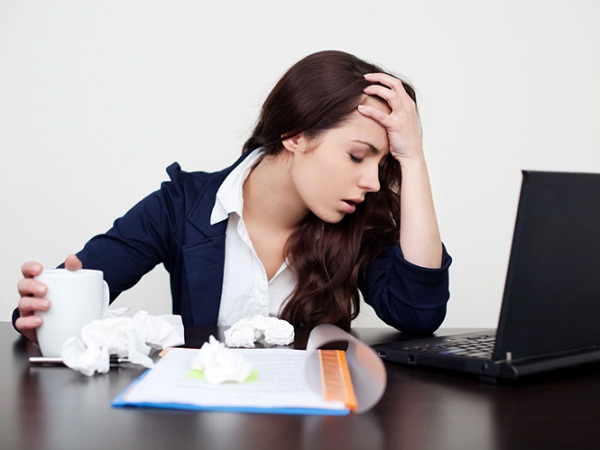 H&atilde;y uống đủ 1,5 đến 2 l&iacute;t nước mỗi ng&agrave;y, uống ngay cả khi kh&ocirc;ng kh&aacute;t