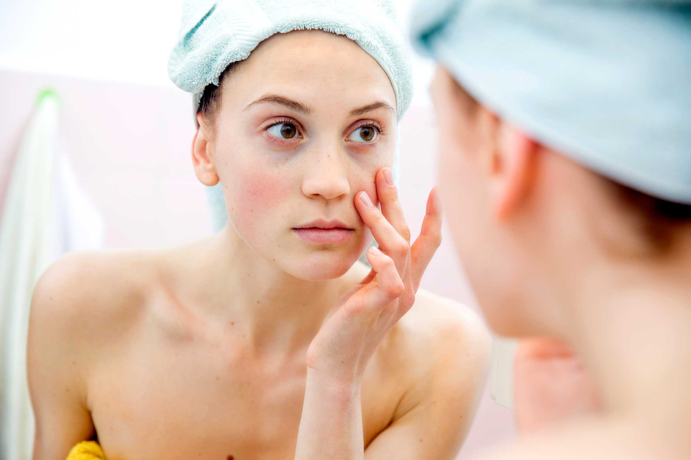 Uống &iacute;t nước khiến da th&acirc;m sạm, l&atilde;o h&oacute;a sớm