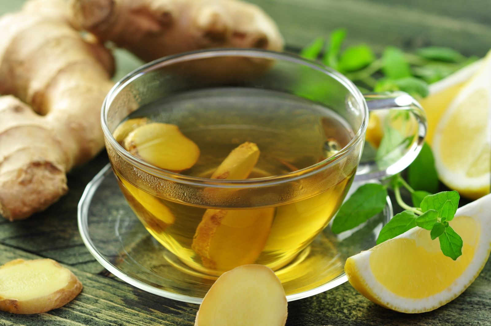 Uống tr&agrave; l&agrave; một trong những c&aacute;ch chăm s&oacute;c da m&ugrave;a đ&ocirc;ng tốt nhất 
