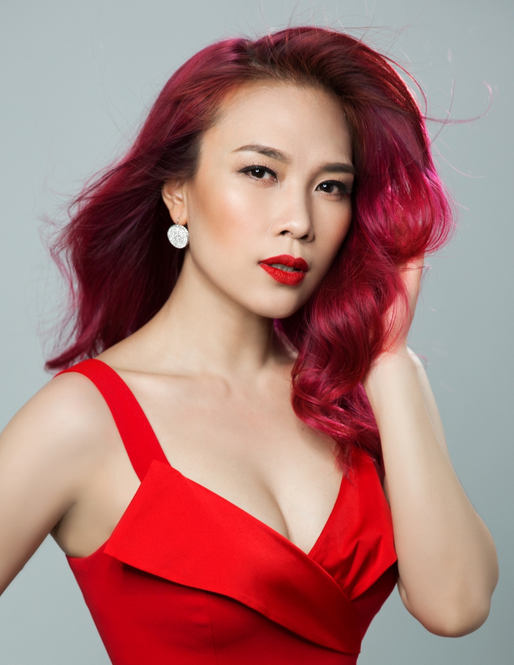 Mỹ T&acirc;m được khen ngợi hết lời v&igrave; &lsquo;cứu&rsquo; Văn Mai Hương trong sự cố r&aacute;ch v&aacute;y