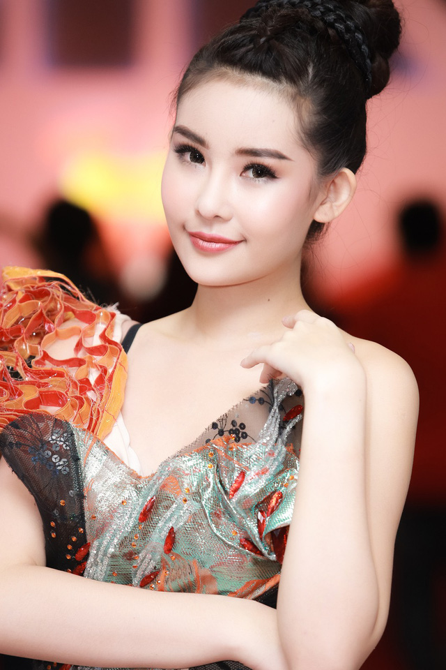 Ng&acirc;n Anh được khen th&ocirc;ng minh, xuất hiện với nhan sắc g&acirc;y bất ngờ