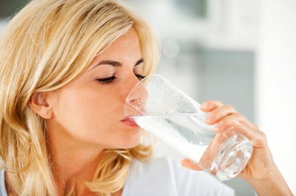 &lsquo;Bật m&iacute;&rsquo; c&aacute;ch uống nước gi&uacute;p giảm c&acirc;n nhanh ch&oacute;ng