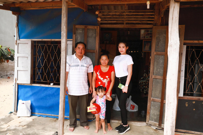 Mặc kệ s&oacute;ng gi&oacute;, Ng&acirc;n Anh giản dị c&ugrave;ng bố đi từ thiện