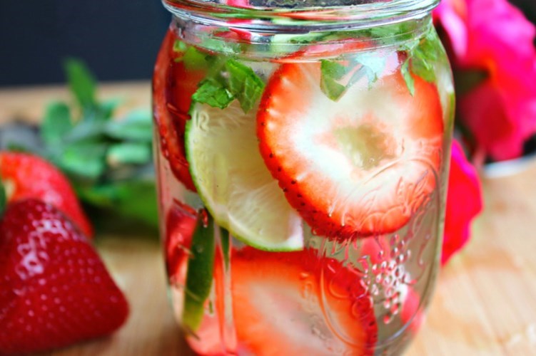 Trổ t&agrave;i l&agrave;m nước detox thanh nhiệt, giải độc cho cả gia đ&igrave;nh