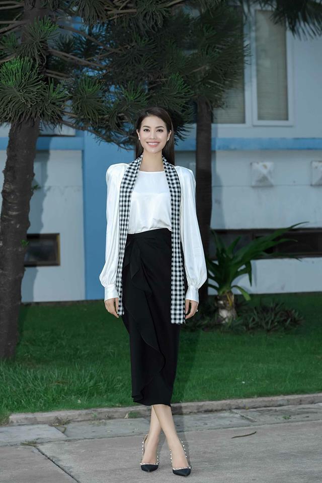  Bộ trang phục đơn giản nhưng gi&uacute;p Phạm Hương thể hiện vẻ đẹp qu&yacute; ph&aacute;i, thanh lịch của m&igrave;nh