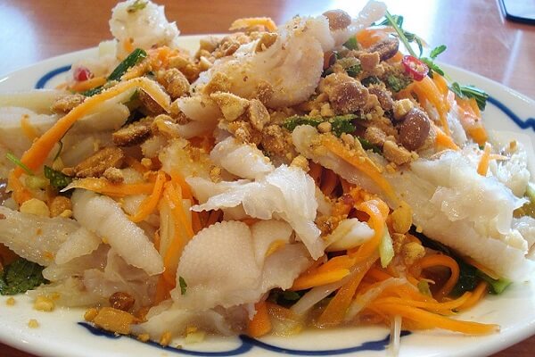 Nộm ch&acirc;n g&agrave; r&uacute;t xương