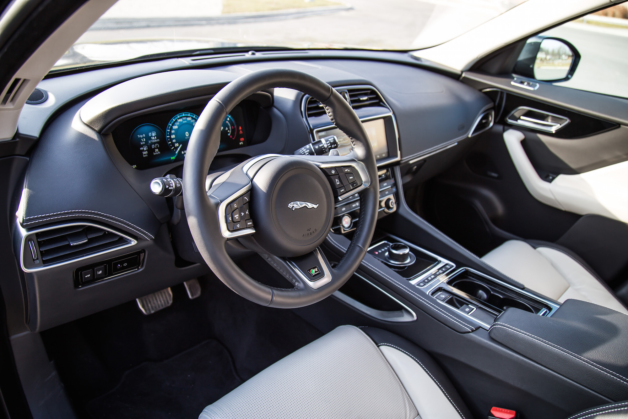 Jaguar F-Pace 2018 thể hiện đẳng cấp ri&ecirc;ng &lsquo;nh&agrave; b&aacute;o đốm&rsquo;