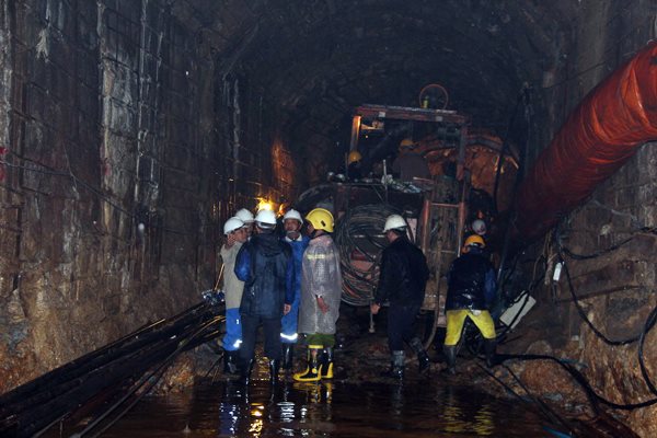 Tin tức mới cập nhật 24h ng&agrave;y 17/12: Nước d&acirc;ng cao khiến c&aacute;c nạn nh&acirc;n vụ sập hầm thủy điện rất lạnh