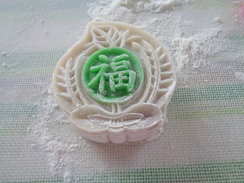 Bước đ&oacute;ng b&aacute;nh với những hoa văn đẹp mắt