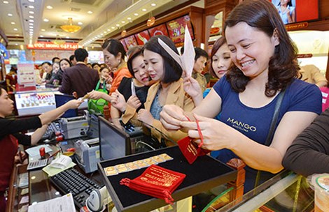 Người d&acirc;n đổ x&ocirc; đi mua v&agrave;ng lấy v&iacute;a may mắn đầu năm khiến gi&aacute; v&agrave;ng tăng mạnh l&agrave; tin tức mới cập nhật ng&agrave;y 01/03/2015