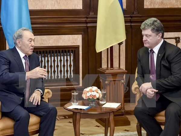 T&igrave;nh h&igrave;nh Ukraine mới nhất: Tổng thống Ukraine Petro Poroshenko hội đ&agrave;m với người đồng cấp Kazakhstan Nursultan Nazarbayev đang ở thăm Ukraine