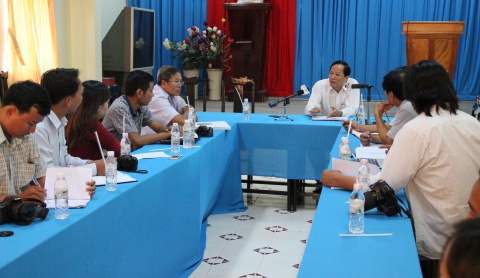 Gi&aacute;m đốc Sở GD-ĐT Tr&agrave; Vinh c&ocirc;ng bố quyết định kỷ luật đối với nh&oacute;m học sinh đ&aacute;nh bạn, quay clip ph&aacute;t t&aacute;n tr&ecirc;n mạng l&agrave; tin tức mới cập nhật 24h ng&agrave;y 16/03/2015