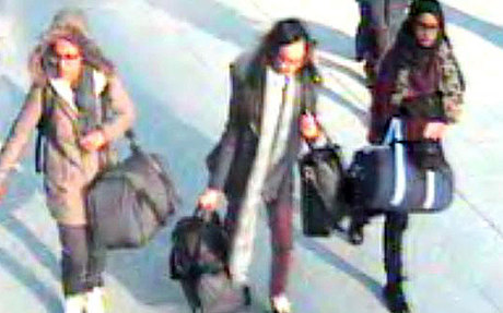 Ảnh 3 nữ sinh Anh được chụp lại bằng camera an ninh ở s&acirc;n bay Gatwick trước khi tới Thổ Nhĩ Kỳ