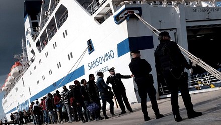 Cảng Lampedusa ở Italy, nơi thường xuy&ecirc;n 'hứng chịu' l&agrave;n s&oacute;ng di cư từ Libya