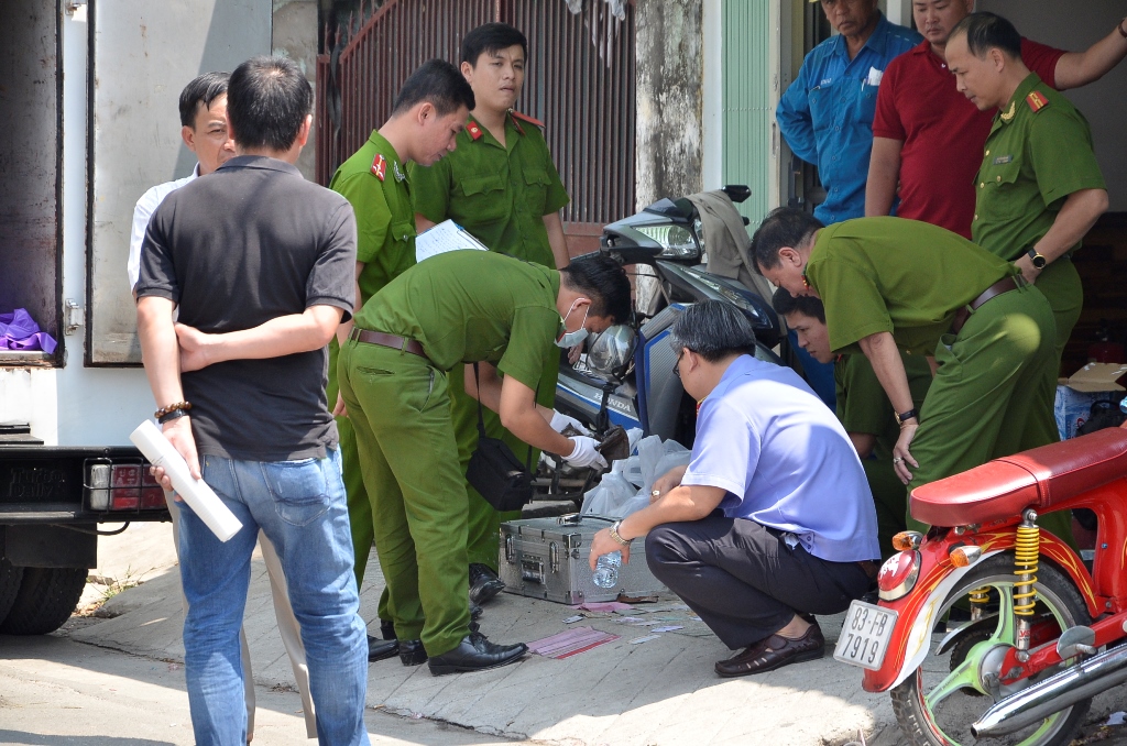 C&ocirc;ng an c&oacute; mặt để kh&aacute;m nghiệm hiện trường