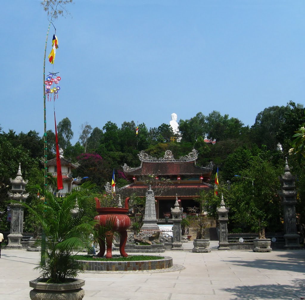 Phong tục ng&agrave;y Tết với việc dựng c&acirc;y n&ecirc;u trước nh&agrave; mang &yacute; nghĩa t&acirc;m linh đối với người d&acirc;n Việt