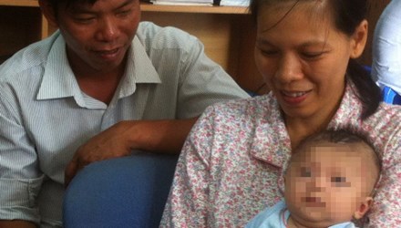 B&eacute; trai bị dao đ&acirc;m xuy&ecirc;n sọ phải nhập viện do vi&ecirc;m m&agrave;ng n&atilde;o mủ