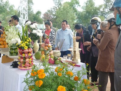 Từng d&ograve;ng người đến viếng mộ &ocirc;ng ng&agrave;y mồng 1 Tết l&agrave; tin tức mới cập nhật 24h h&ocirc;m nay