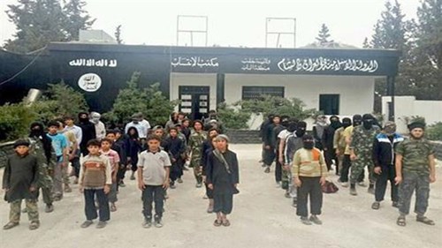 Khủng bố IS bắt trẻ em l&ecirc;n 10 đ&agrave;o tạo th&agrave;nh chiến binh tham gia chiến đấu ở Iraq v&agrave; Syria