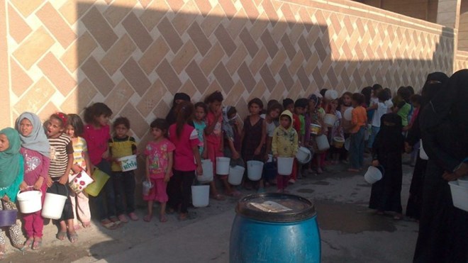 D&acirc;n thường sống trong ngh&egrave;o đ&oacute;i với t&igrave;nh trạng kh&ocirc;ng nước, kh&ocirc;ng điện do ở Raqqa do khủng bố IS