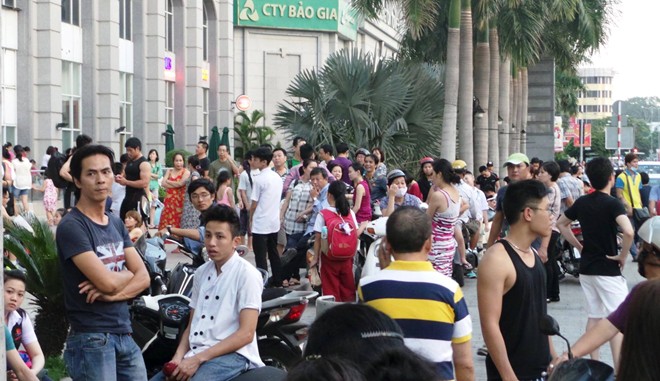 Người d&acirc;n từ chung cư th&aacute;o chạy xuống đường L&ecirc; Đại H&agrave;nh
