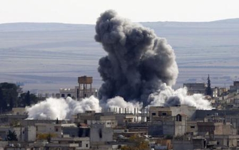 Kh&oacute;i bốc l&ecirc;n từ một vị tr&iacute; của IS tại Kobani sau một đợt kh&ocirc;ng k&iacute;ch của Mỹ v&agrave; đồng minh 