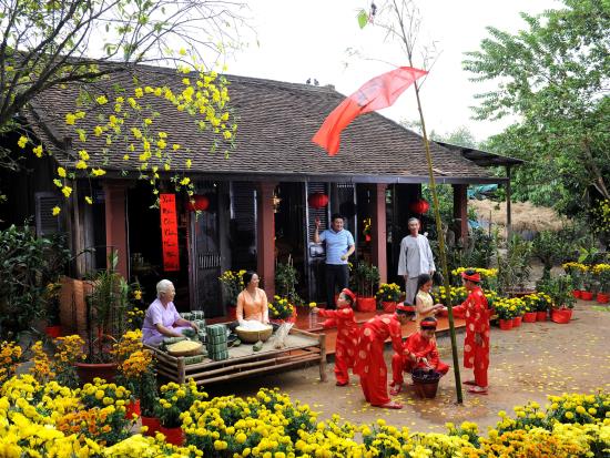 Tết Nguyên đán là dịp con cháu sum vầy, đoàn tụ bên gia đình thân yêu của mình Tết Nguyên đán là dịp con cháu sum vầy, đoàn tụ bên gia đình thân yêu của mình