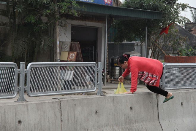 D&acirc;n th&aacute;o dải ph&acirc;n c&aacute;ch mở lối đi tr&ecirc;n Quốc lộ 1A l&agrave; tin tức mới cập nhật 24h ng&agrave;y 5/3/2015