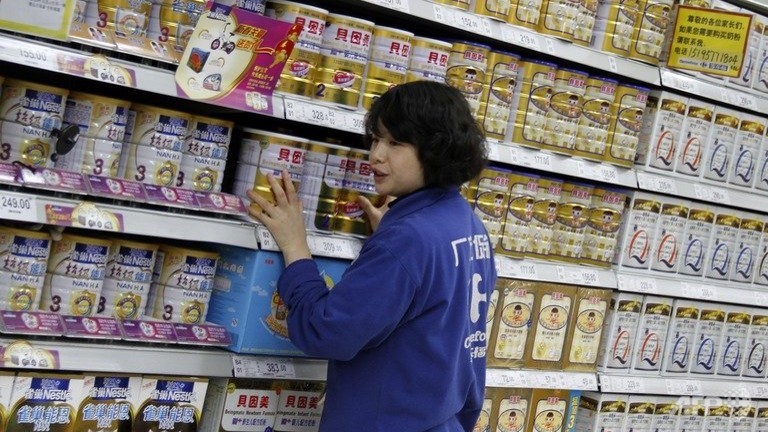 Sữa bột trẻ em kh&ocirc;ng đạt ti&ecirc;u chuẩn đang bị thu hồi tr&ecirc;n thị trường Trung Quốc