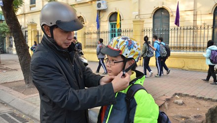 Tin tức mới cập nhật ng&agrave;y 14/1/2015: rẻ em từ 6 tuổi trở l&ecirc;n khi ngồi tr&ecirc;n xe gắn m&aacute;y bắt buộc đội mũ bảo hiểm c&agrave;i quai đ&uacute;ng quy c&aacute;ch