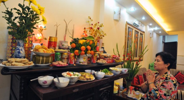 Trang tr&iacute;, sắp đặt lễ vật l&ecirc;n b&agrave;n thờ gia ti&ecirc;n phải c&acirc;n đối, ph&ugrave; hợp