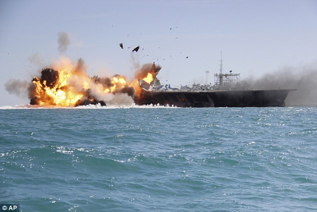 Iran bắn t&ecirc;n lửa v&agrave; đ&aacute;nh ch&igrave;m 't&agrave;u s&acirc;n bay' Mỹ