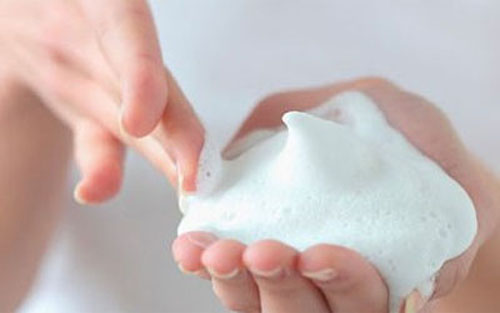 Nhiều chị em c&oacute; th&oacute;i quen kh&ocirc;ng rửa v&ugrave;ng k&iacute;n khi thay băng vệ sinh, điều n&agrave;y l&agrave; kh&ocirc;ng tốt