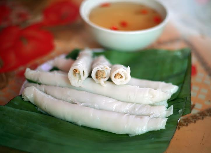 B&aacute;nh cuốn Mễ Sở được bọc trong l&aacute; chuối thoảng m&ugrave;i l&aacute;, thơm m&ugrave;i gạo