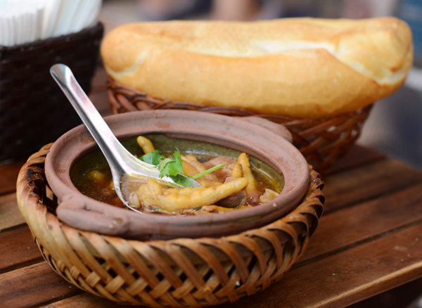 B&aacute;nh m&igrave; ch&acirc;n g&agrave; mật ong lạ miệng với sốt mật ong thơm ngọt c&ugrave;ng ch&acirc;n g&agrave; hầm nhừ