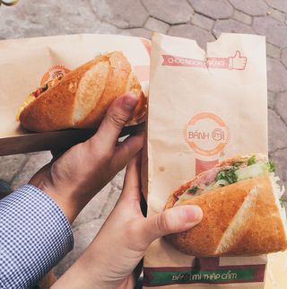 B&aacute;nh m&igrave; nướng ngũ vị lạ miệng tr&ecirc;n phố h&agrave;ng Buồm