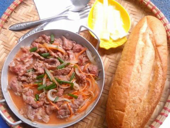 B&aacute;nh m&igrave; b&ograve; x&agrave;o ngọt đậm vị b&ograve; t&aacute;i ch&iacute;n ăn c&ugrave;ng rau củ