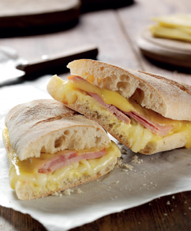 Một chiếc b&aacute;nh m&igrave; ph&ocirc; mai, thịt x&ocirc;ng kh&oacute;i Starbucks c&oacute; chứa tới 3,1g muối