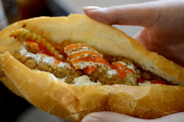 B&aacute;nh m&igrave; nem khoai thơm ngon, b&eacute;o ngậy