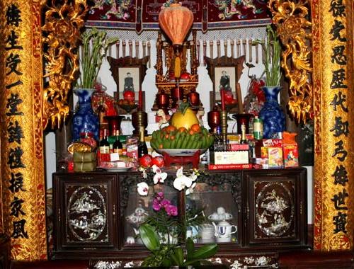 B&agrave;i tr&iacute; b&agrave;n thờ theo phong thủy dựa tr&ecirc;n tinh thần trang nghi&ecirc;m, linh thi&ecirc;ng