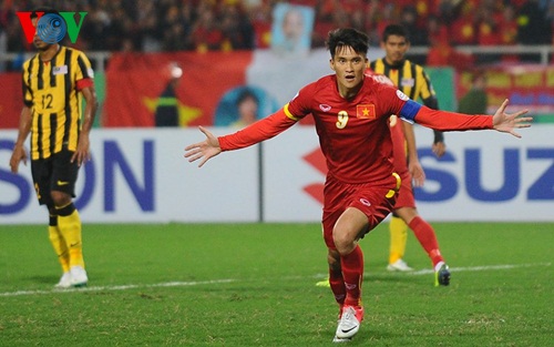 Công Vinh hoàn tất cú đúp trong trận bán kết