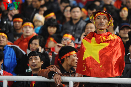 Cổ động viên lớn tuổi thất thần trước tỉ số trận đấu 3-1