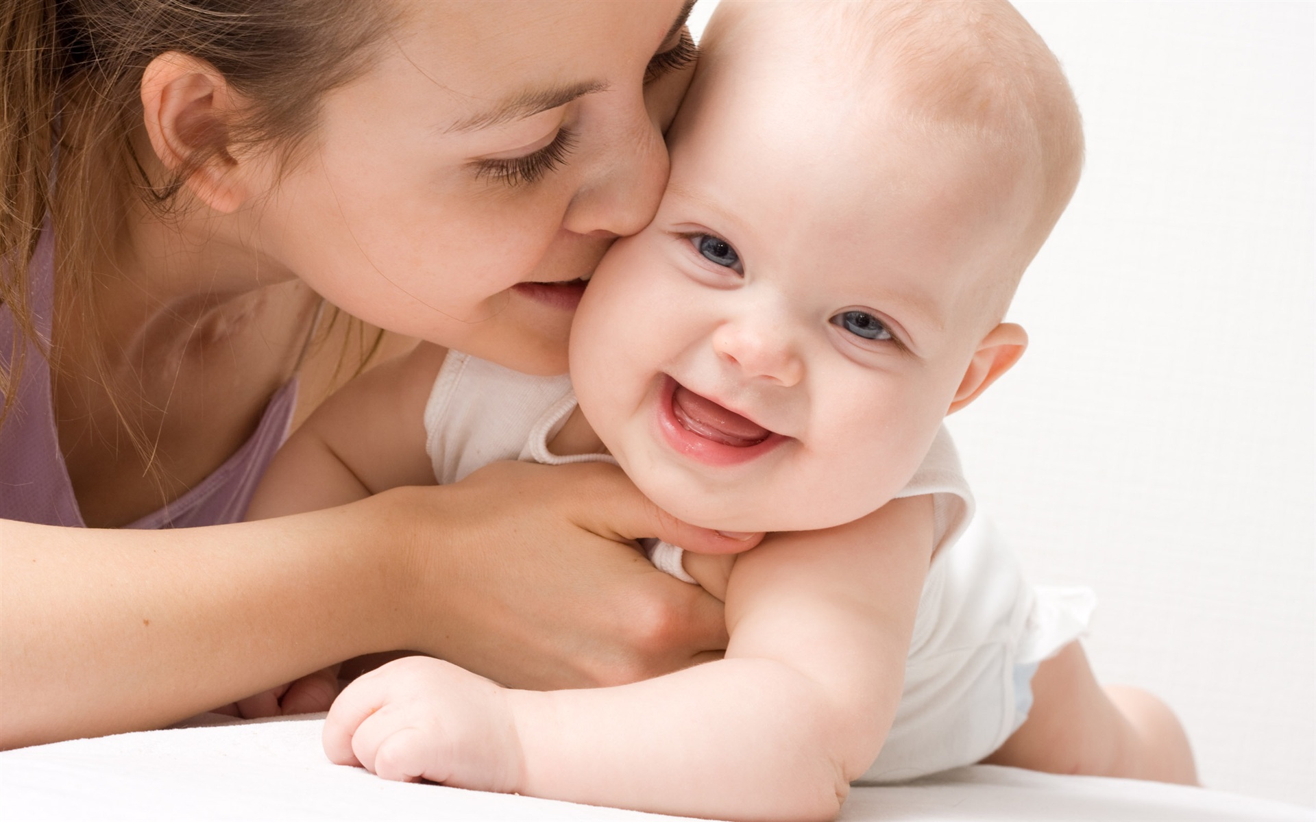 Trẻ sơ sinh được bảo vệ khỏi &ocirc; nhiễm kh&ocirc;ng kh&iacute; nhờ b&uacute; sữa mẹ
