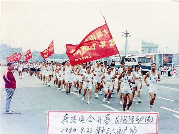 Cụ &ocirc;ng 97 tuổi tham gia cuộc thi chạy ở Thượng Hải v&agrave;o năm 1990