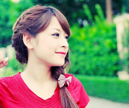 T&oacute;c tết lệch cũng m&agrave; một trong c&aacute;c kiểu tết t&oacute;c đẹp cho c&aacute;c n&agrave;ng th&ecirc;m quyến rũ