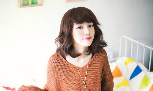 T&oacute;c ngắn xoăn lọn mềm mại mang lại vẻ thanh t&uacute; cho khu&ocirc;n mặt vu&ocirc;ng
