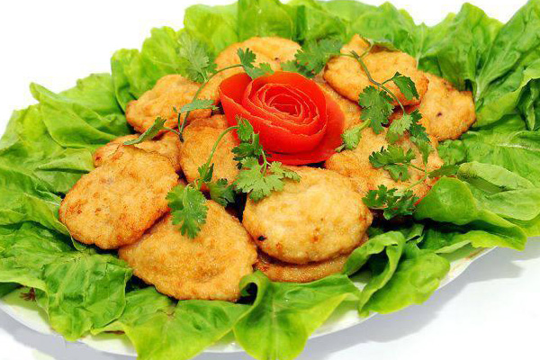 C&aacute;c m&oacute;n ăn ngon bao gồm chả mực Hạ Long thơm gi&ograve;n d&ugrave;ng với x&ocirc;i trắng b&eacute;o ngậy