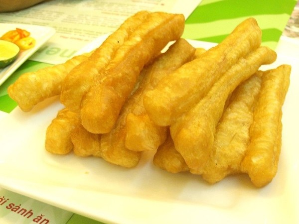 C&aacute;c m&oacute;n ăn vặt nổi tiếng đ&atilde; c&oacute; từ l&acirc;u ở H&agrave; Nội phải kể tới m&oacute;n quẩy n&oacute;ng gi&ograve;n tan